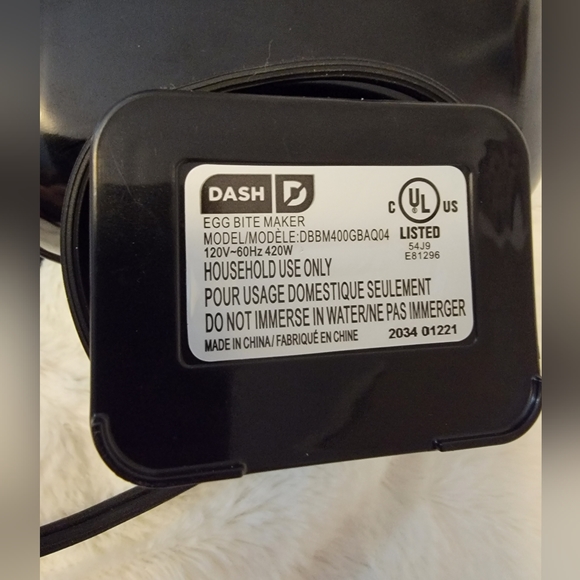 DASH Deluxe Egg Bite Maker with Silicone Molds - Picture 4 of 7